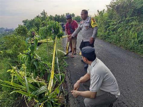 Diguyur Hujan Bahu Jalan Di Penglumbaran Amblas Balipost