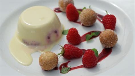 Vanilla And Yoghurt Panna Cotta With Pomegranate Jelly Recipe Bbc Food