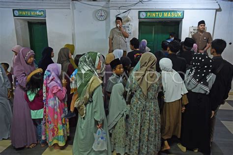 Tradisi Ziarah Kubur Menjelang Ramadhan Antara Foto