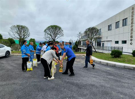 端午粽飘香 浓浓关爱情——市综合行政执法局慰问环卫工人贵阳市中心一线