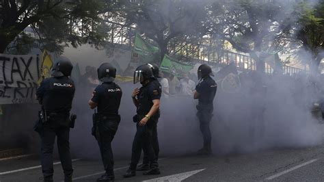 Imágenes de la manifestación de taxistas frente a la Consejería de