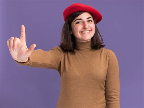 Souriante Jeune Jolie Fille Caucasienne Avec Chapeau De B Ret Pointant