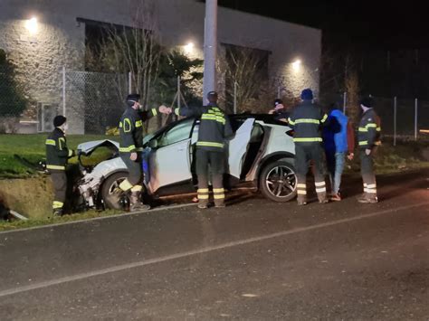 Carambola Tra Brivio Ed Airuno Dopo Lo Scontro Le Auto Finiscono Fuori