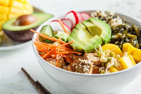 Poke bowl au poulet et à la mangue fait maison découvrez les autres