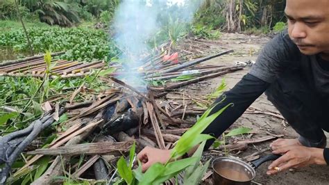 Bertahan Hidup Di Hutan Membuat Shelter Yang Sudah Hancur Di Terpa