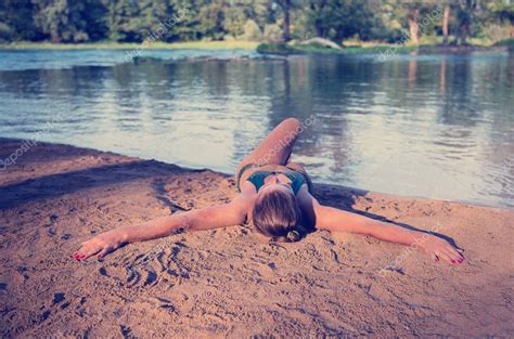 Fotos De Una Hermosa Chica Sexy Bikini Verde Relajante Disfrutando