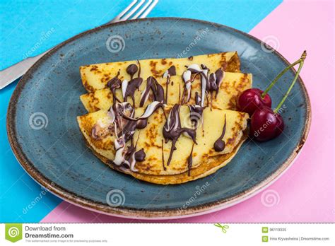 Crepes Dulces Con El Desmoche Del Chocolate En Fondo En Colores Pastel