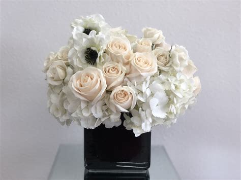 Black vase in Glendale, CA | The Dezign Shop