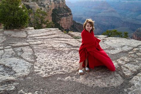 Criança na paisagem de montanha canyon national park estados unidos