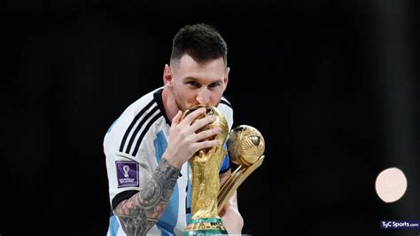 El Primer Beso Finalmente Messi Toc La Copa Del Mundo Tyc Sports