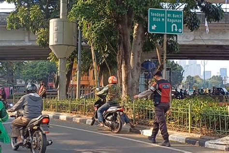 Belasan Motor Lawan Arah Di Perempatan Lampu Merah Mampang Prapatan