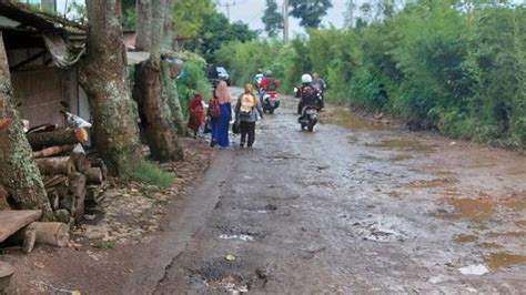 Jalan Perbatasan Lembang KBB Kota Bandung Rusak Parah Berlubang Dan