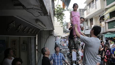 長洲飄色 扮林鄭女童將手持八達通 腳踩大廈模型 諷離地樓價高