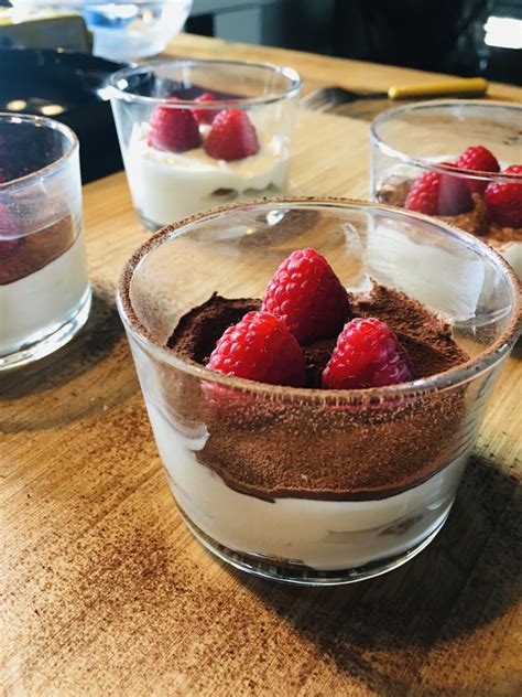 Tiramisù con ricotta light e panna vegetale solo 152 kcal a porzione