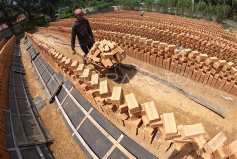 Produksi Bata Turun Saat Musim Hujan Antara Foto