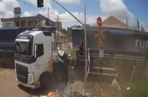 Vídeo Trem Descarrila no Paraná Após Colisão Carreta que Avançou