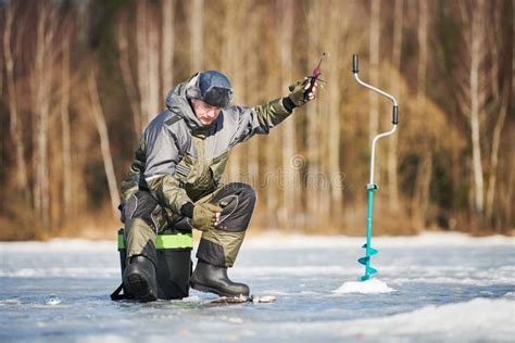 Pesca Do Inverno No Gelo Pescador Ou Pescador Que Engancham Os Peixes