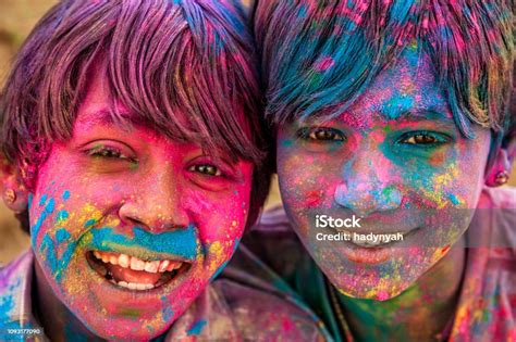 Grupo De Niños Indios Felices Jugando Holi Aldea Del Desierto India