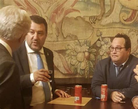 Matteo Salvini Brinda Alla Fine Del Governo Draghi Con Una Coca Cola