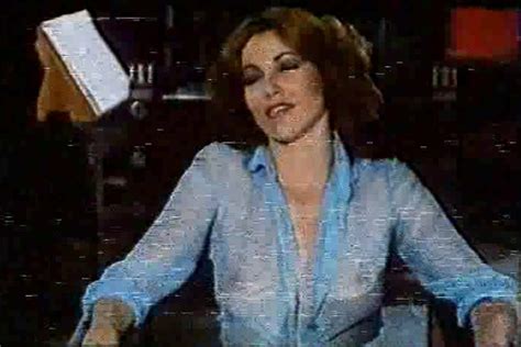 Naked Raquel Evans in La basura está en el ático