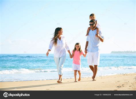 Famille Heureuse Sur La Plage Image Libre De Droit Par Epicstockmedia