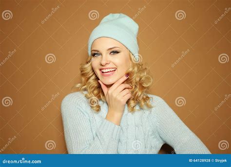 Schitterende Jonge Vrouw Met Blonde Lokken In Een Groene Gebreide De Winteruitrusting Over