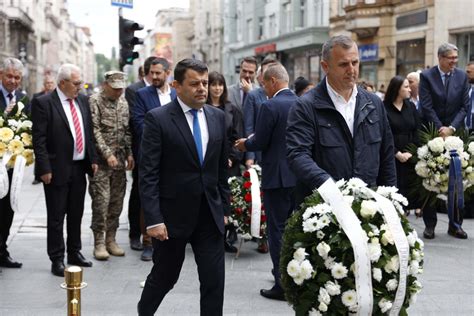 FOTO Položeni vijenci na spomen obilježje Vječna vatra