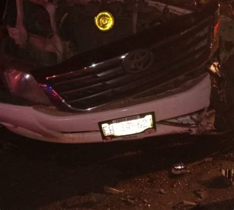 Reportan fuerte accidente rumbo a Minatitlán un conductor prensado