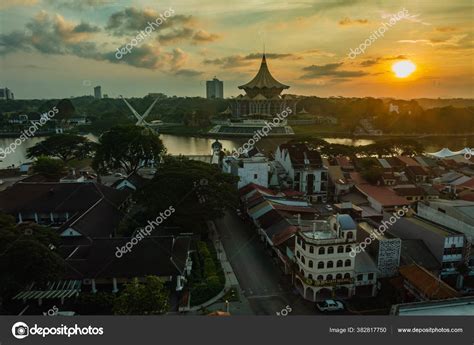 Dewan Undangan Negeri Sarawak Sarawak Edificios Legislativos Foto