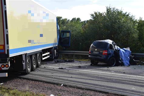 Unfall In Hockenheim Mit Zwei Autos Und Laster Eine Person Stirbt