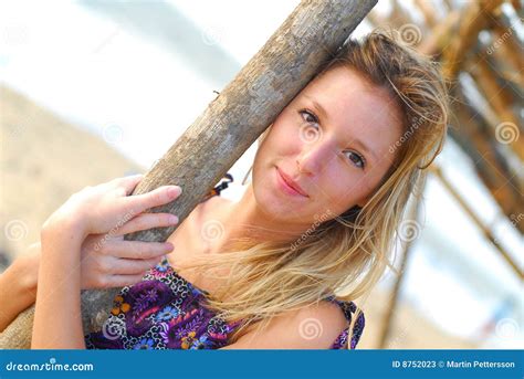 Schönes Junges Blondes Mädchen Auf Strand Stockbild Bild Von Freizeit Meer 8752023