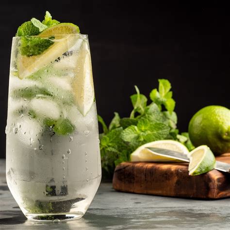 Premium Photo | Mojito cocktail with mint and lime