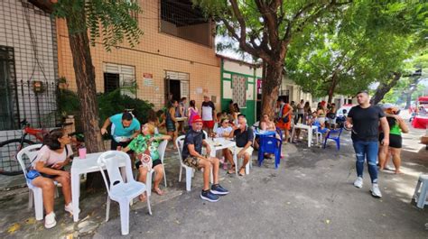 Moradores Do Benfica Aproveitam Folia Para Fazer Dinheiro Extra