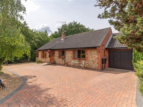 3 Bed Detached Bungalow For Sale In Gorse Close Fakenham Nr21 £