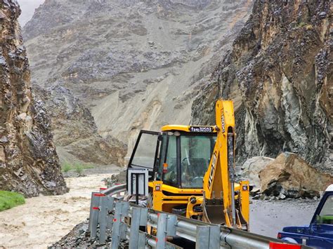 Unseasonal Snowfall Rains Lash Ladakh Red Alert Issued Daily Excelsior