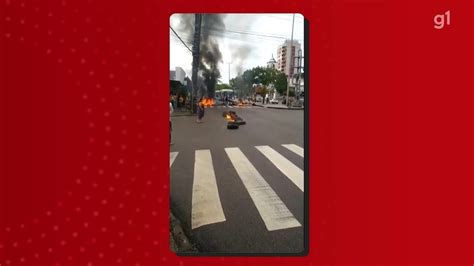 Protesto interdita cruzamento da Avenida Caxangá e pede auxílio para