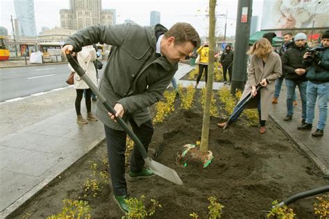 Trzaskowski posadził drzewo na rondzie Dmowskiego I pokazał nową