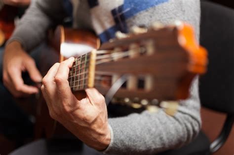 Detalle de un guitarrista clásico Foto Premium