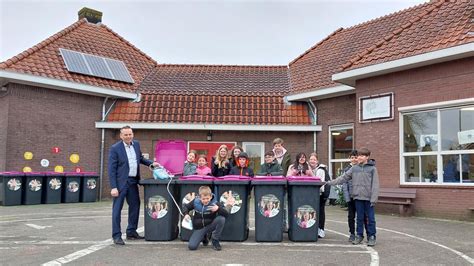 Kinderen Verzamelen Elektronisch Afval Tijdens De E Waste Race Al Het