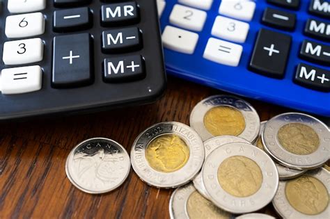 Calculadoras De Bolsillo Con Monedas En La Mesa De Escritorio Foto