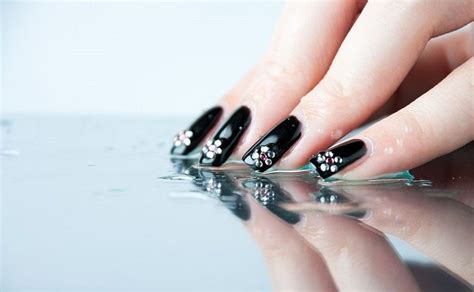 Elegant nail designs with rhinestones – glamorous and chic manicure ideas