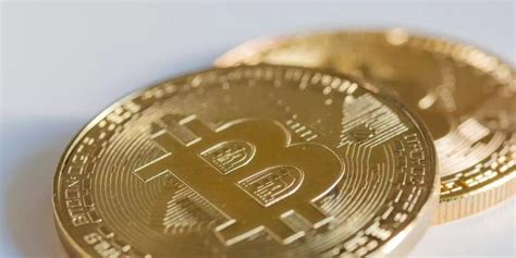 Bitcoin Kurs fällt auf Vierwochentief unter 43 000 Dollar