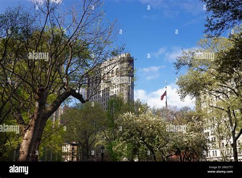 The View Through Madison Square Park To The Flatiron Building Stock