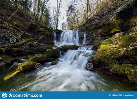 A Cachoeira Em Um Rio Da Montanha Com Musgo Verde Cobriu Pedregulhos