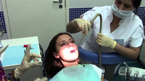 Простой способ как отбелить зубы дома - YouTube