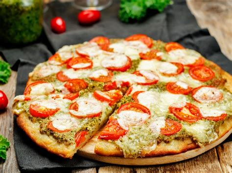 Пица с песто и моцарела - Италианска кухня | ГОТВЯ