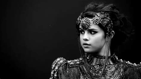 Selena Gomez estrena su nuevo vídeo Slow down Red17