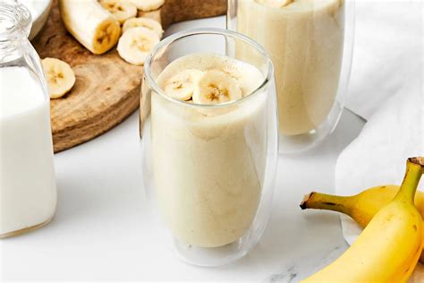 Easy Banana Smoothie (3 Ingredients!) - Downshiftology