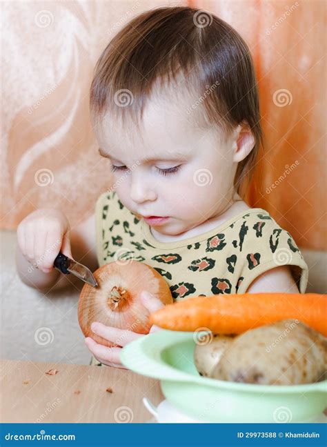 Mooi Leuk Jong Geitje Met Groenten Stock Foto Image Of Aanbiddelijk