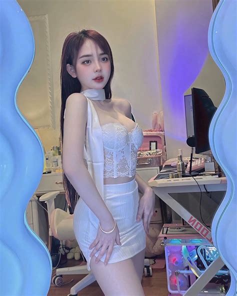 86 ảnh hot girl Trần Huyền Châu bikini khoe vòng 1 quyến rũ